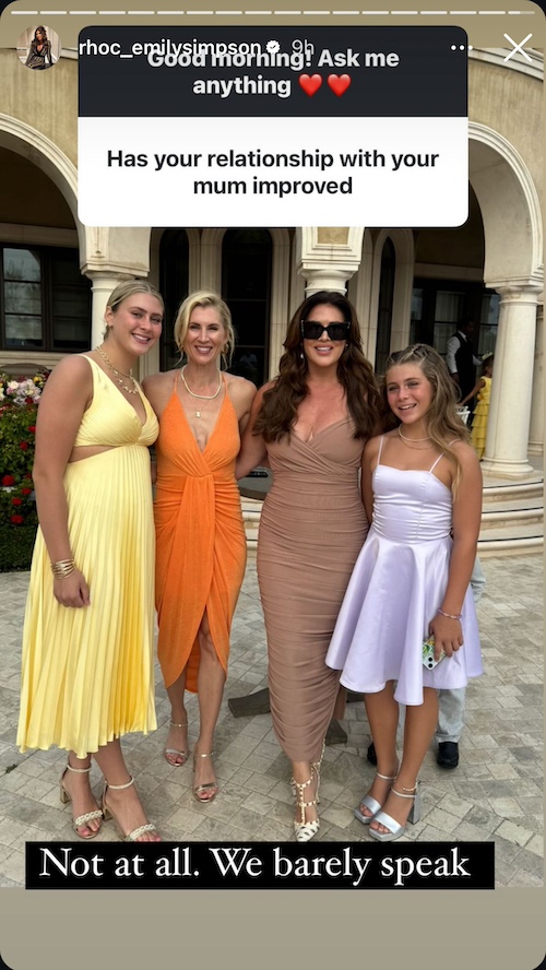 Emily Simpson de RHOC ofrece información actualizada sobre la relación con su madre