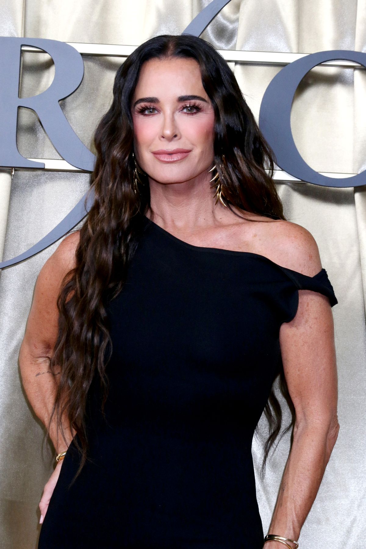PHOTO: RHOBH’s Kyle Richards Shows Off Toned Physique in Gym Selfie, Plus She and Mauricio Share “Awkward” Moment During Alexia’s 29th Birthday